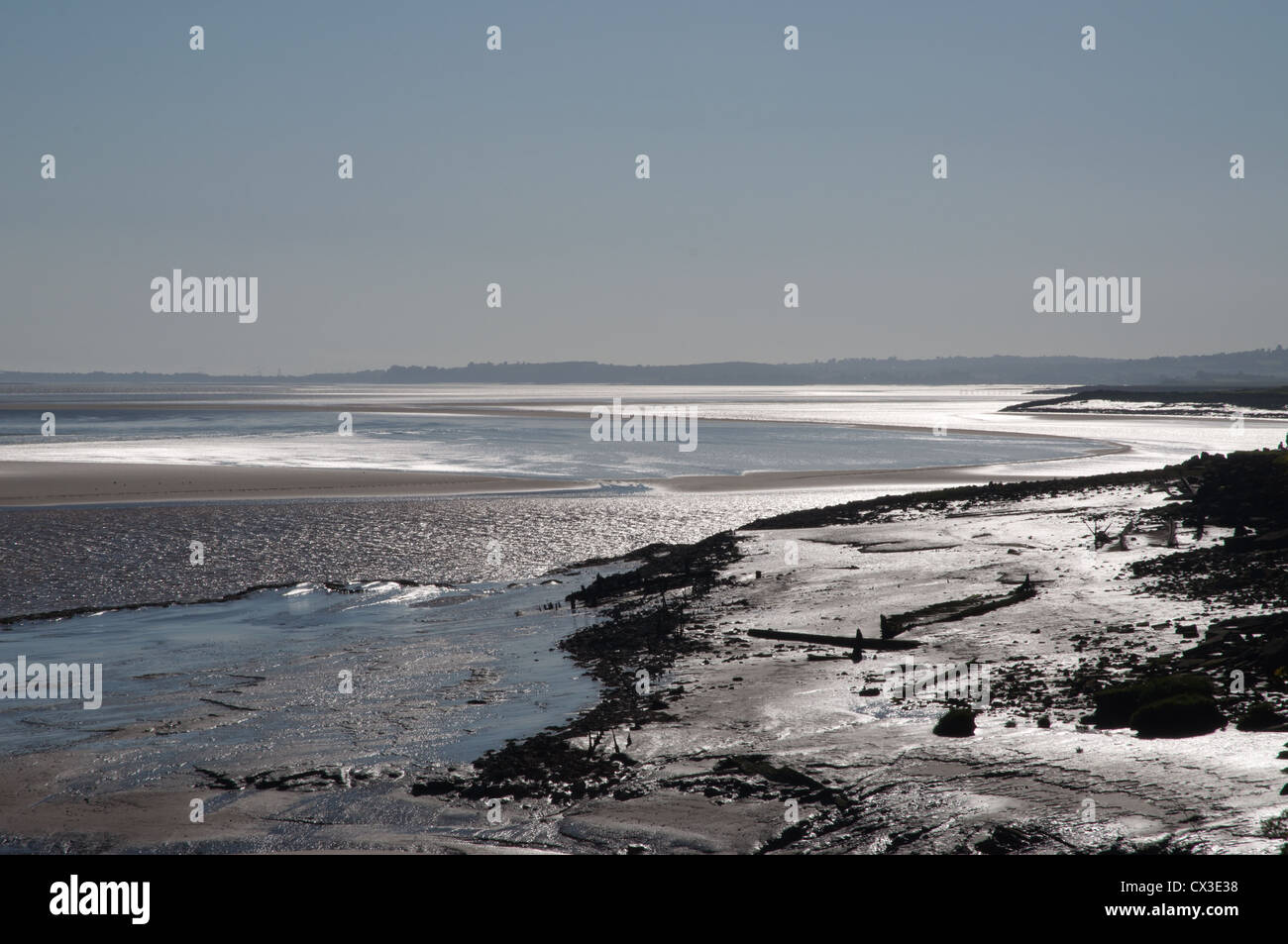 Fiume Severn la retroilluminazione sul giorno di sole bassa marea riflessioni Foto Stock