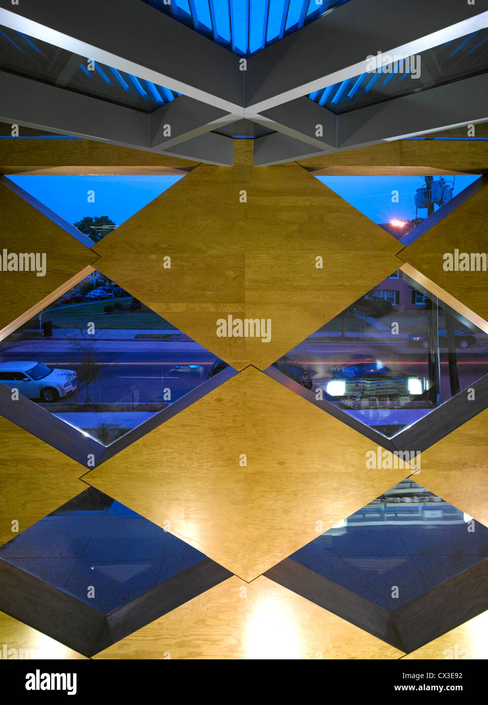 Il Francesco Di Gregorio biblioteca, Washington, Stati Uniti. Architetto: Adjaye Associates, 2012. Vista interna che mostra la parete a scacchi Foto Stock