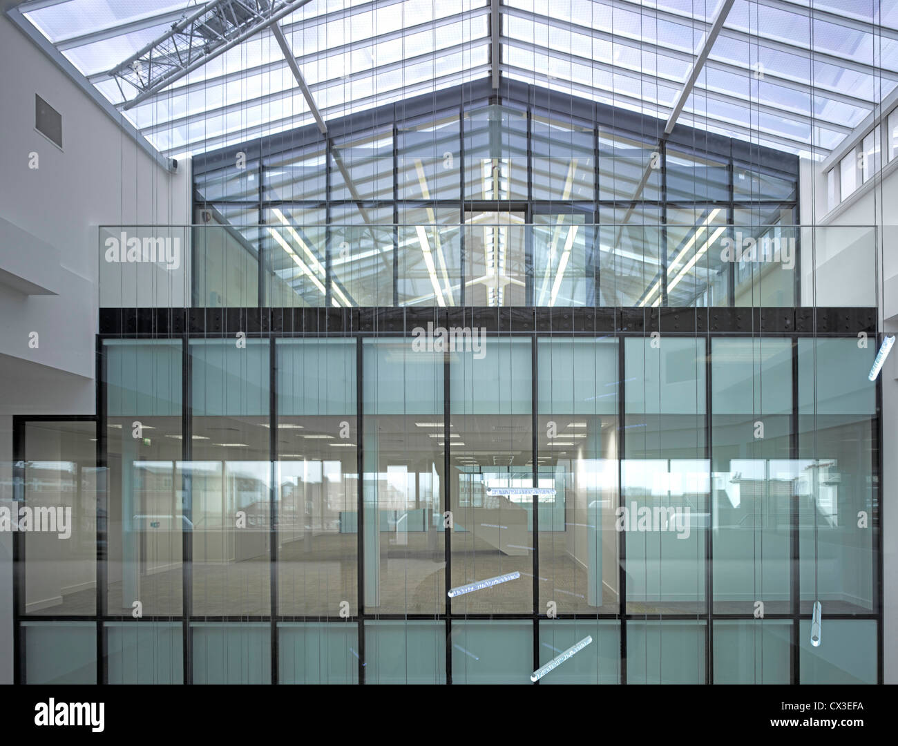 Casa Sovrana, Brighton, Regno Unito. Architetto: Ben Adams architetti, 2012. Vista interna che mostra atrium. Foto Stock