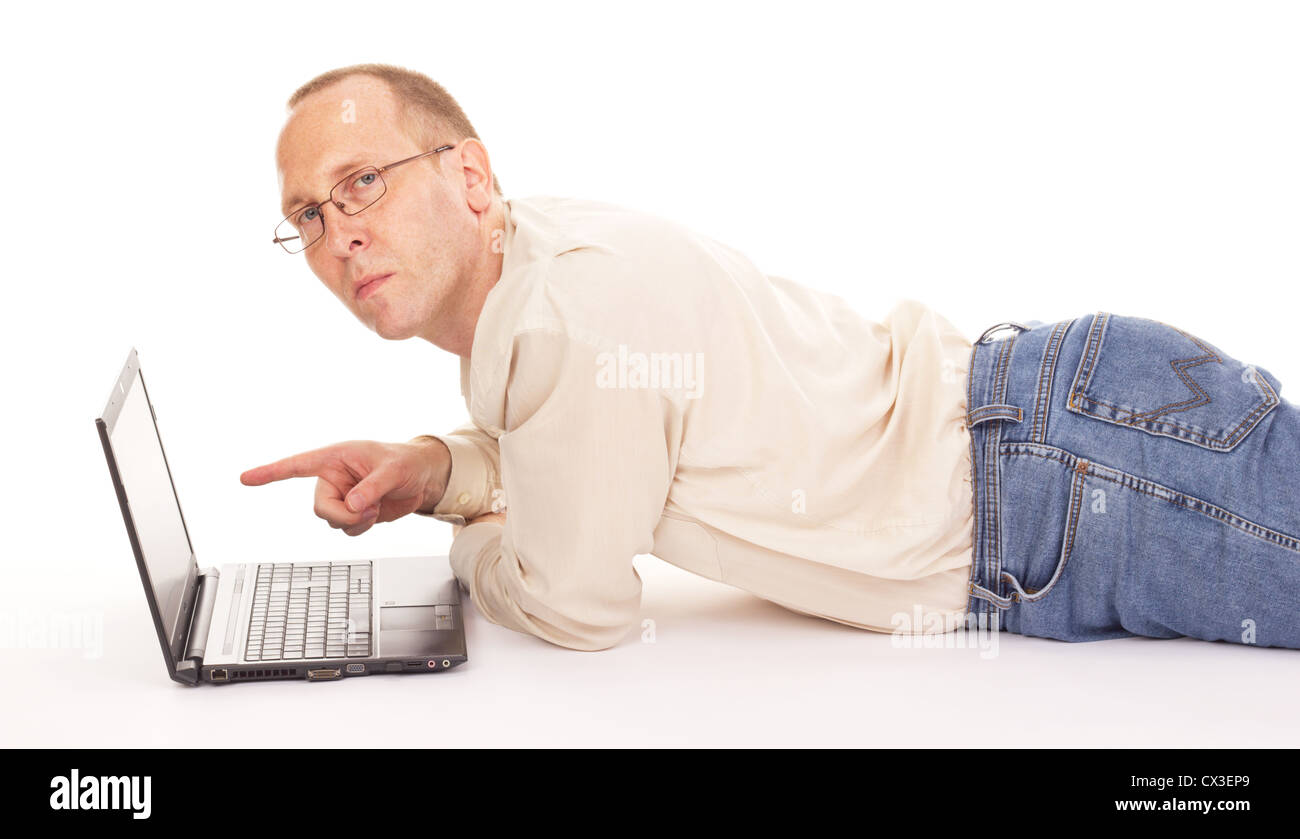 Uomo al lavoro su internet a casa Foto Stock