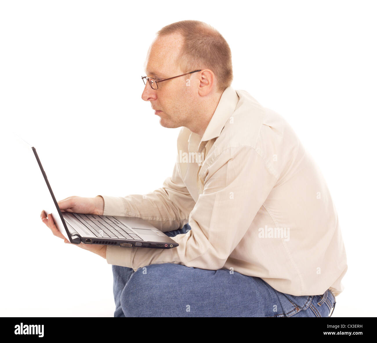 Uomo al lavoro su internet a casa Foto Stock