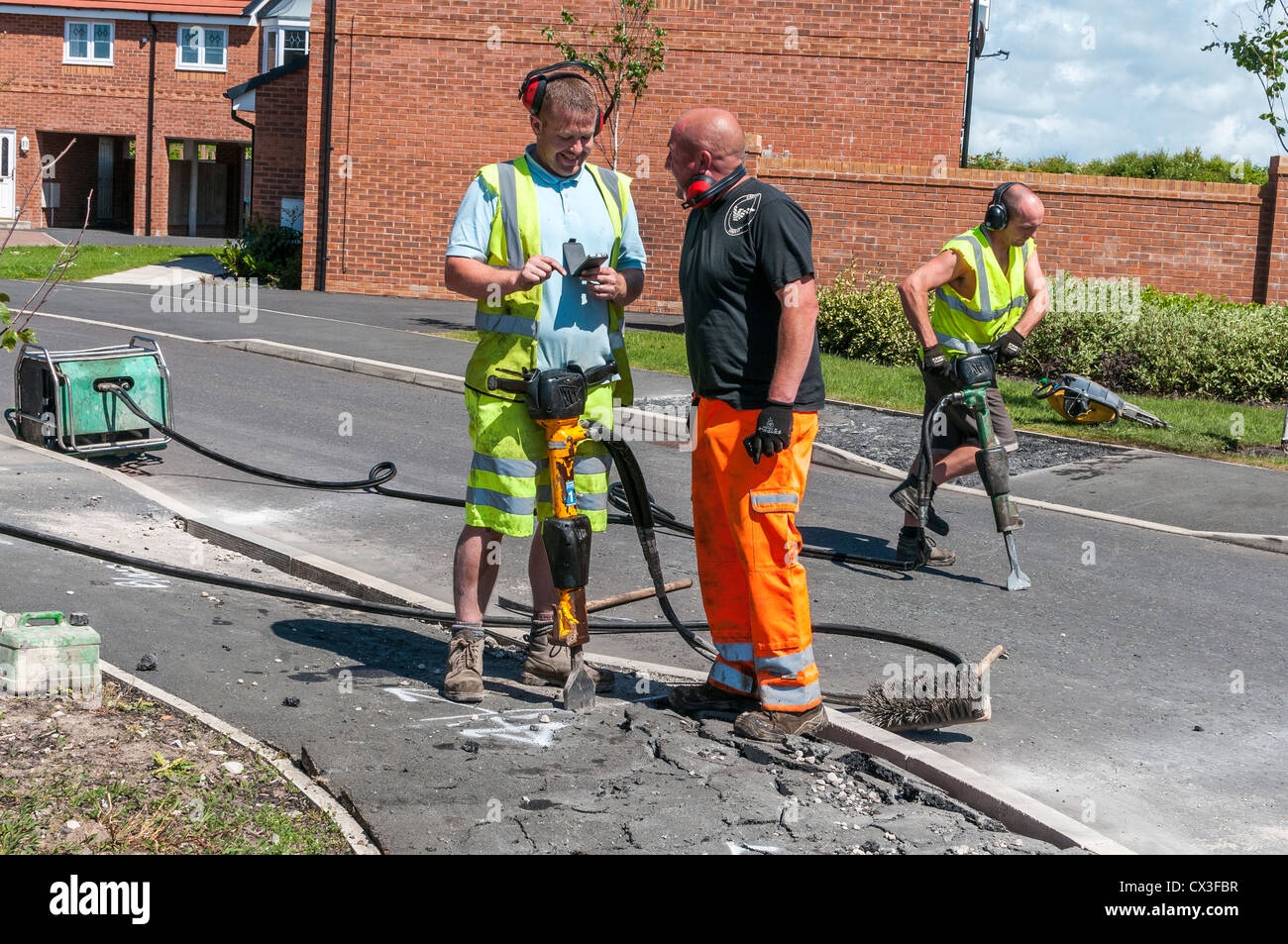Lavoratori edili rammendo marciapiede,,Cleveleys Lancashire,l'Inghilterra,uk,l'Europa Foto Stock