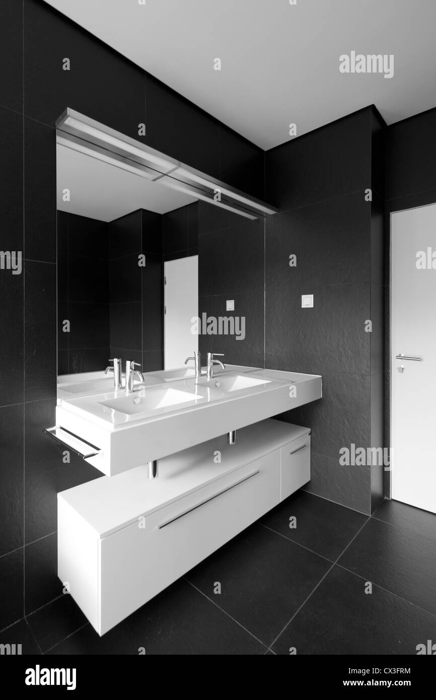 Casa Godiva, Estoril, Portogallo. Architetto: spazio vuoto Arquitectos, 2012. Vista interna del bagno principale. Foto Stock