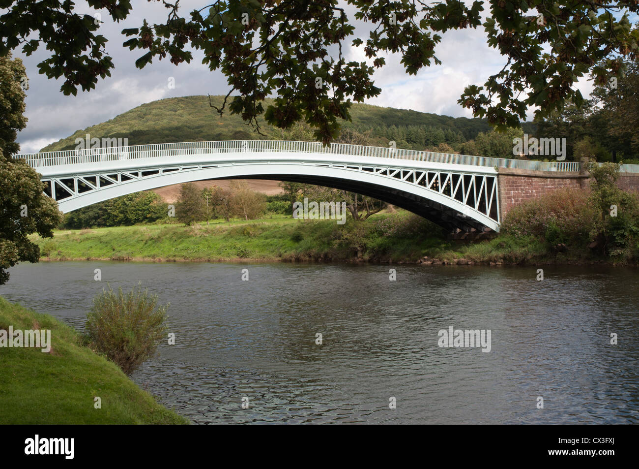 Bigsweir ponte sul fiume Wye, giornata di sole e cielo blu, il bianco delle nuvole, tranquillo, paesaggio Foto Stock
