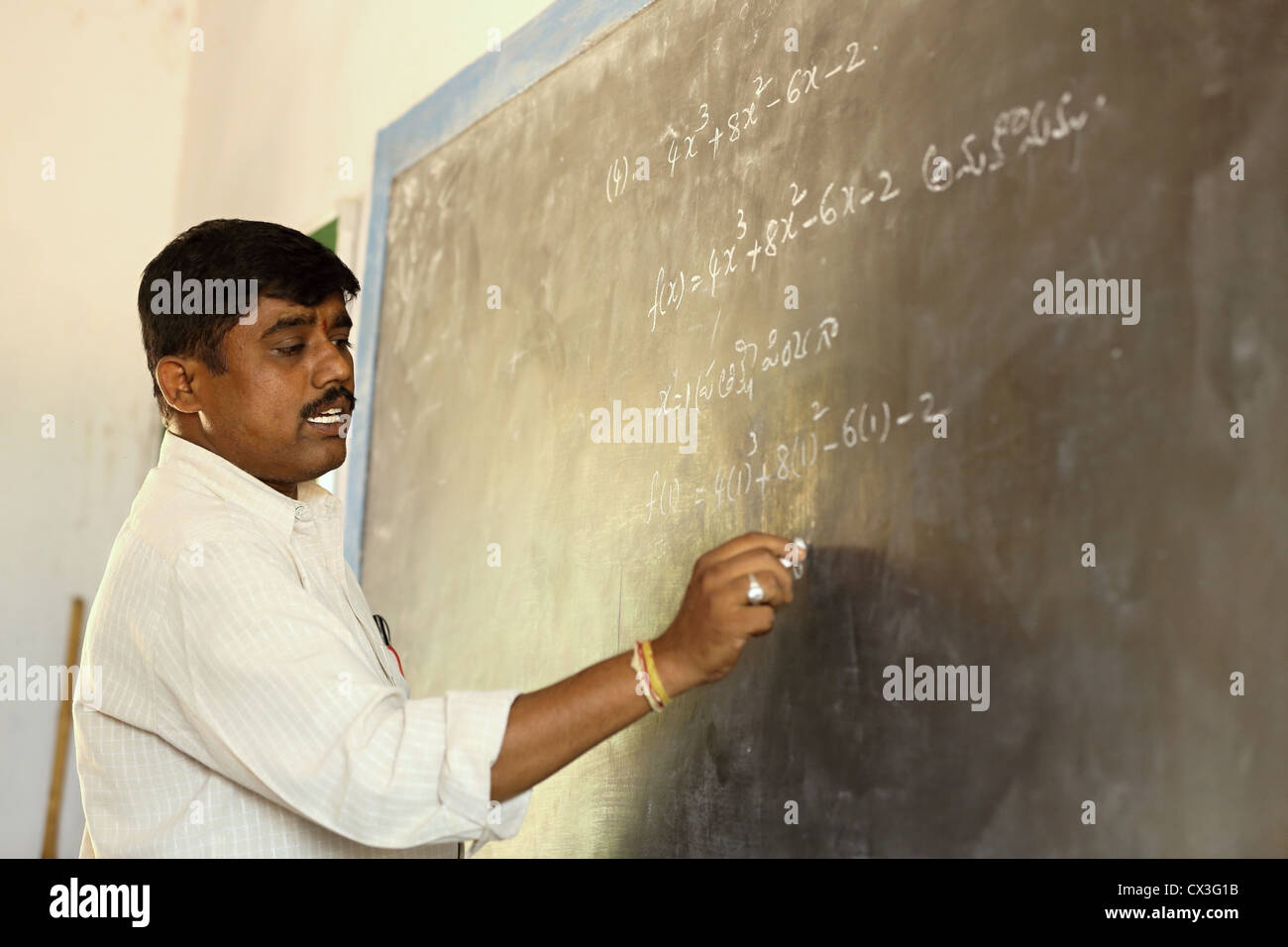 Classe Math con insegnante Andhra Pradesh in India del Sud Foto Stock
