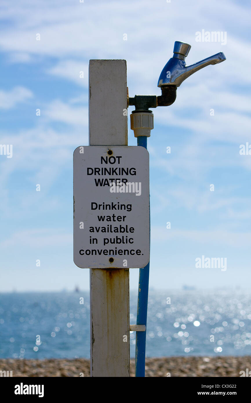 "Acqua non potabile' segno a Hayling Beach, Hampshire, Inghilterra, Regno Unito Foto Stock