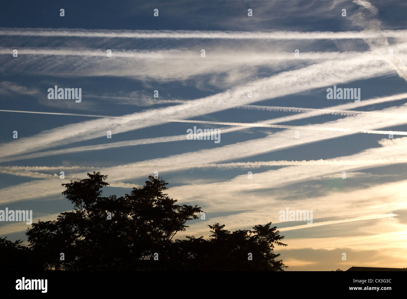 Contrails da un aeroplano su Londra Foto Stock
