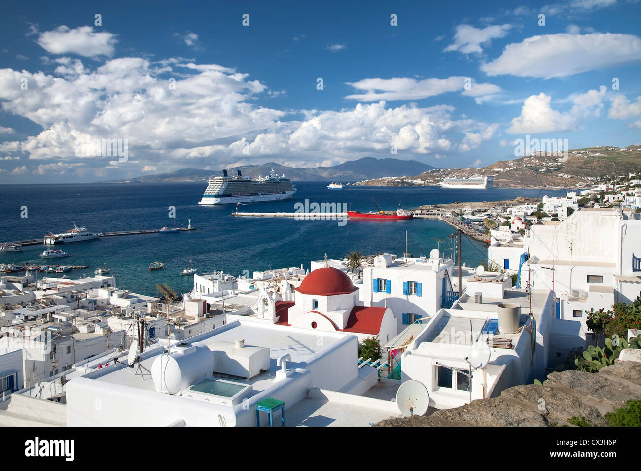 Navi da Crociera ancorata in un porto sul litorale di Mykonos, Grecia. Foto Stock