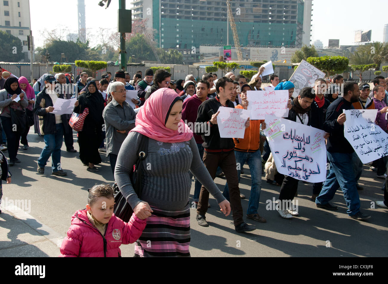 Madre di portare i ragazzi a settimanalmente manifestazioni in piazza Tahrir Cairo-Here una manifestazione di protesta per il 23 marzo 2012 in Egitto Foto Stock