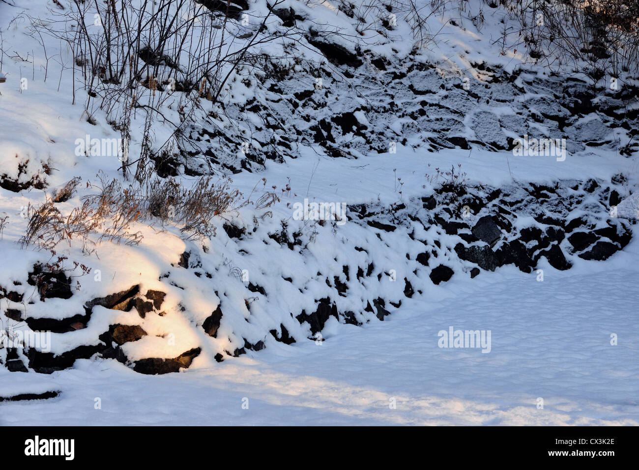 Le pareti del giardino con la prima neve- inizio inverno, maggiore Sudbury, Ontario, Canada Foto Stock