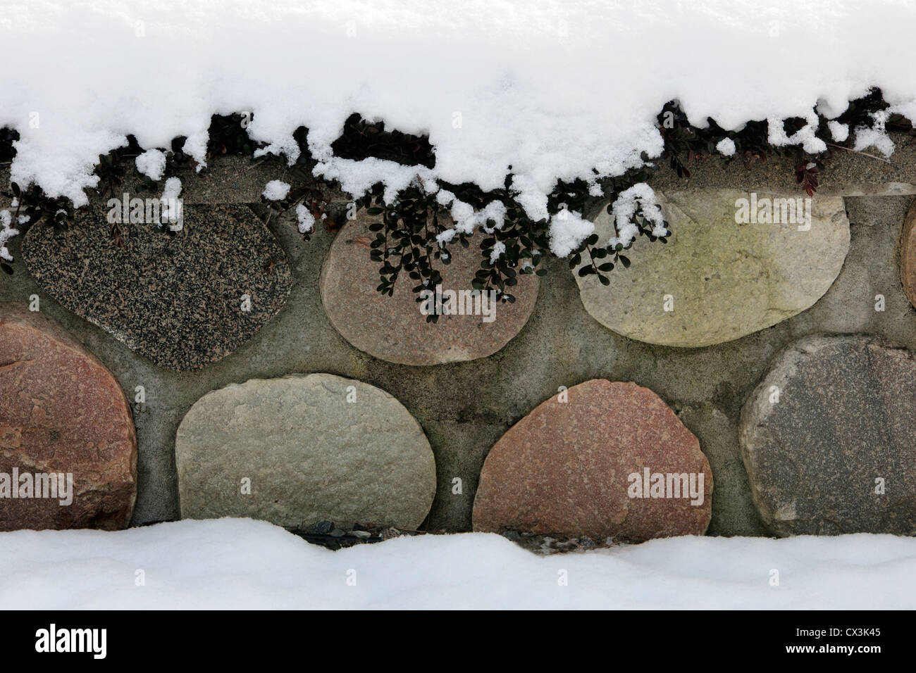 Le pareti del giardino con la prima neve- inizio inverno, maggiore Sudbury, Ontario, Canada Foto Stock