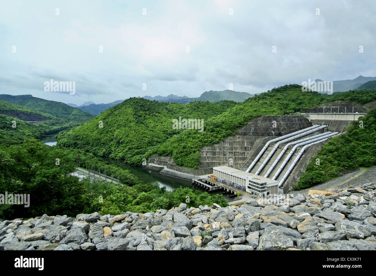 Srinakarin dam in Kanchanaburi, Thailandia Foto Stock