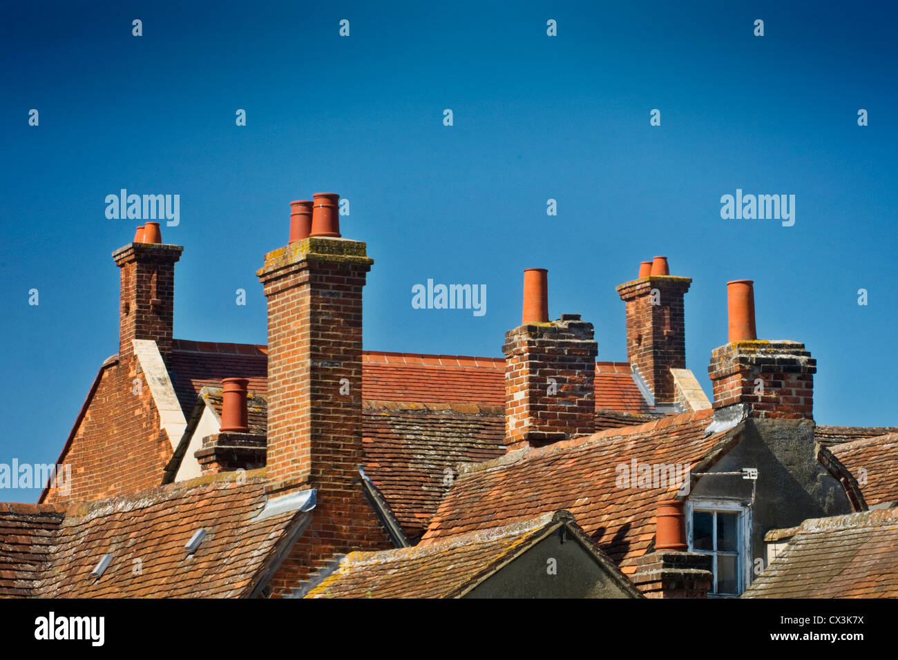 Camini e tetti di tegole, Abingdon-on-Thames, Oxfordshire, Regno Unito Foto Stock