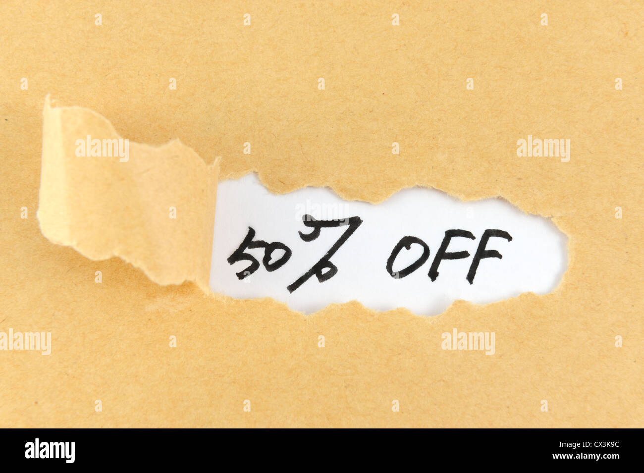 Carta strappata con il cinquanta percento di sconto parole dietro di essa Foto Stock