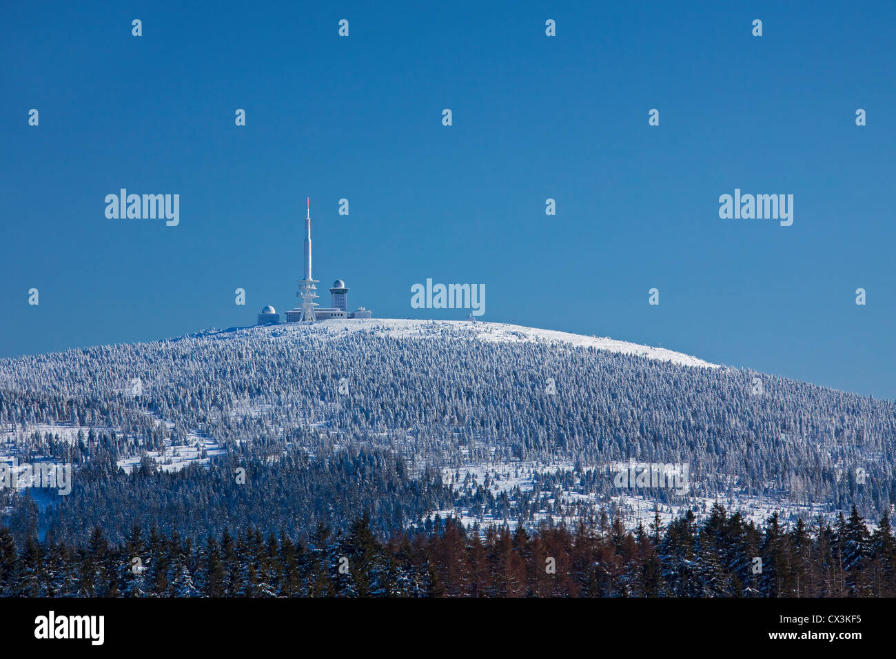Il Brocken trasmettitore, la vecchia e la nuova torre di trasmissione sul Brocken nella neve in inverno, Sassonia-Anhalt, Germania Foto Stock