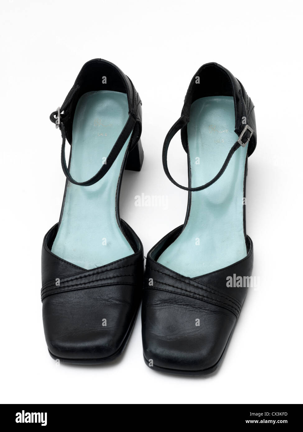 Una coppia in pelle nera di alta scarpe tacco Foto Stock
