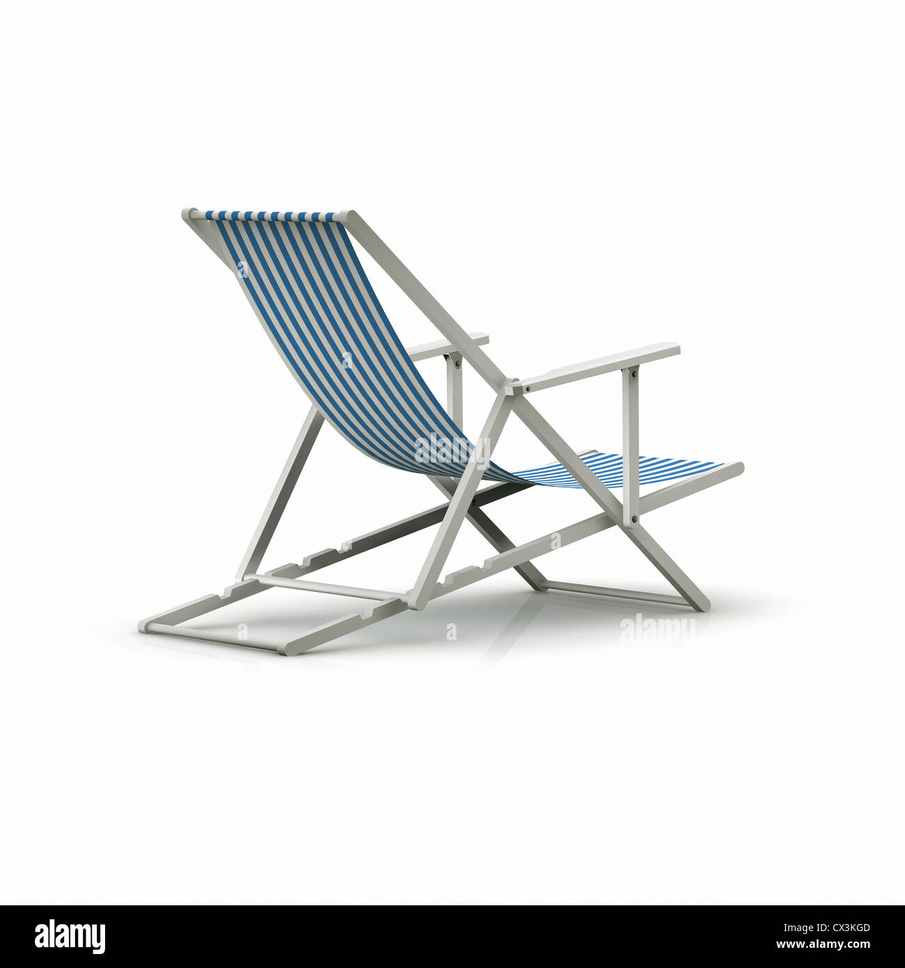 Striped sedia a sdraio su bianco BackgLiegestuhl mit blauen Streifen auf weissem Hintergrund - Striped sedia a sdraio su sfondo bianco Foto Stock