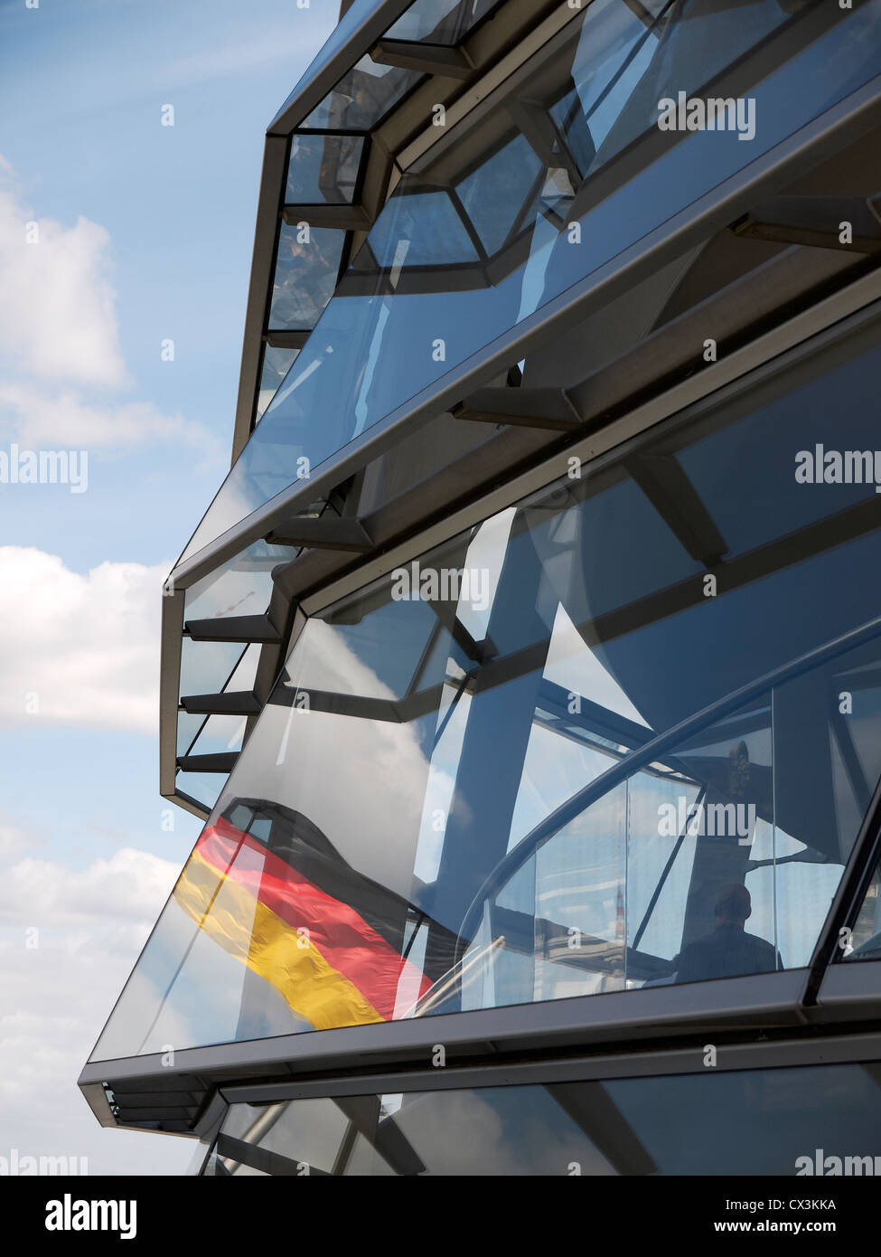 Nazionale tedesco di bandiera come immagine speculare sul Reichstag,tedesco edificio del Parlamento,Berlin Foto Stock