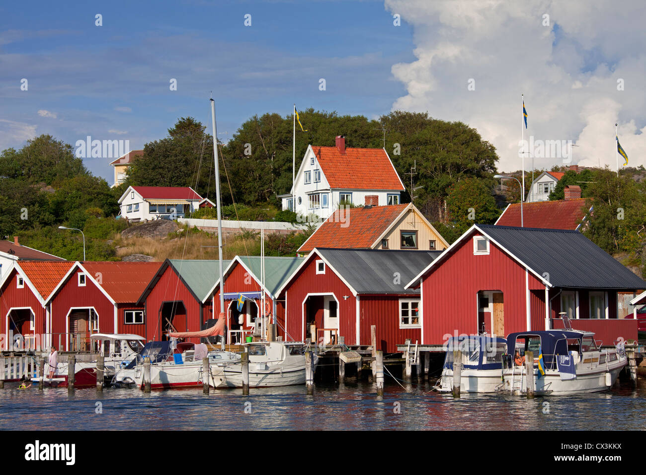 Rosso barca in legno capanne nel porto di Hamburgsund, Bohuslän, Svezia Foto Stock