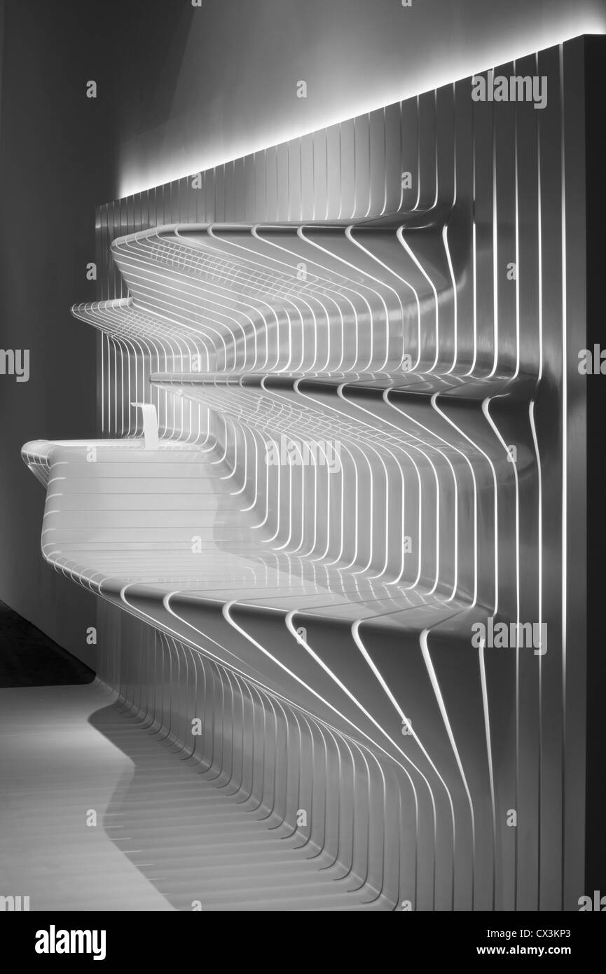 Corian Super-Surfaces, Londra, Regno Unito. Architetto: Amanda Levete Architects, 2009. Installazione da cucina comprendente un dissipatore Foto Stock Corian Super-Surfaces, Londra, Regno Unito. Architetto: Amanda Levete Architects, 2009. Installazione da cucina comprendente un dissipatore Foto Stock