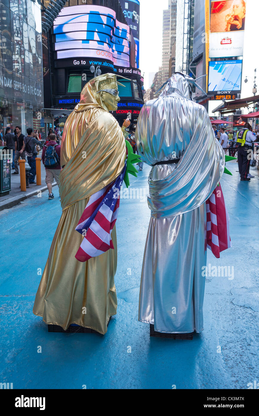 Due uomini vestiti come la Statua della Libertà costumi in Times Square a  New York City Foto stock - Alamy