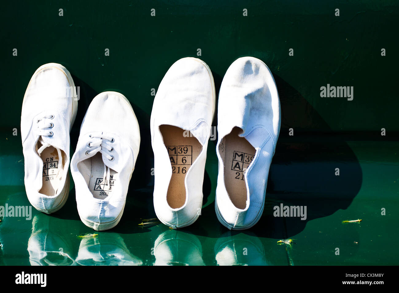 Un paio di scarpe di bianco su una sedia Foto Stock