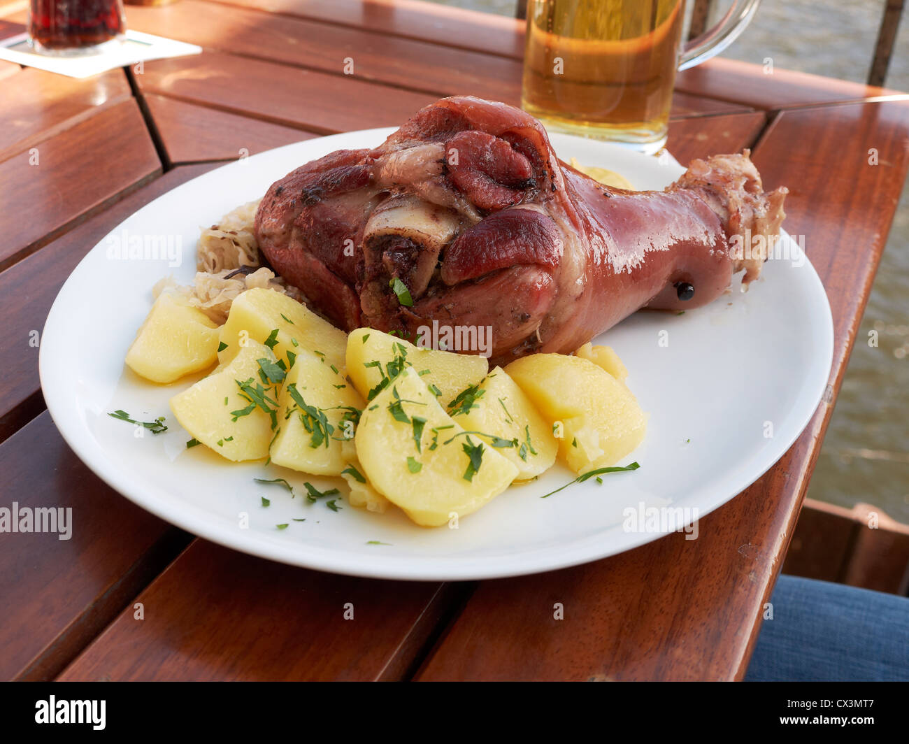 Cucina tipica tedesca, maiale ginocchio,Eisbein ,con patate e insalata di cavolo Foto Stock