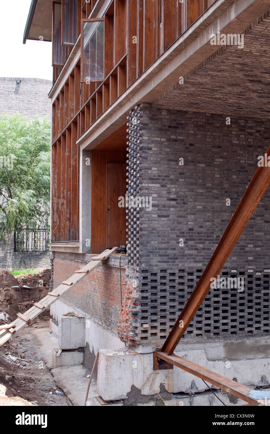 La delocalizzazione di Tongxian Gatehouse, Pechino, Cina. Architetto: NADAAA, 2012. Ingresso con cantilever e plank entrata. Foto Stock