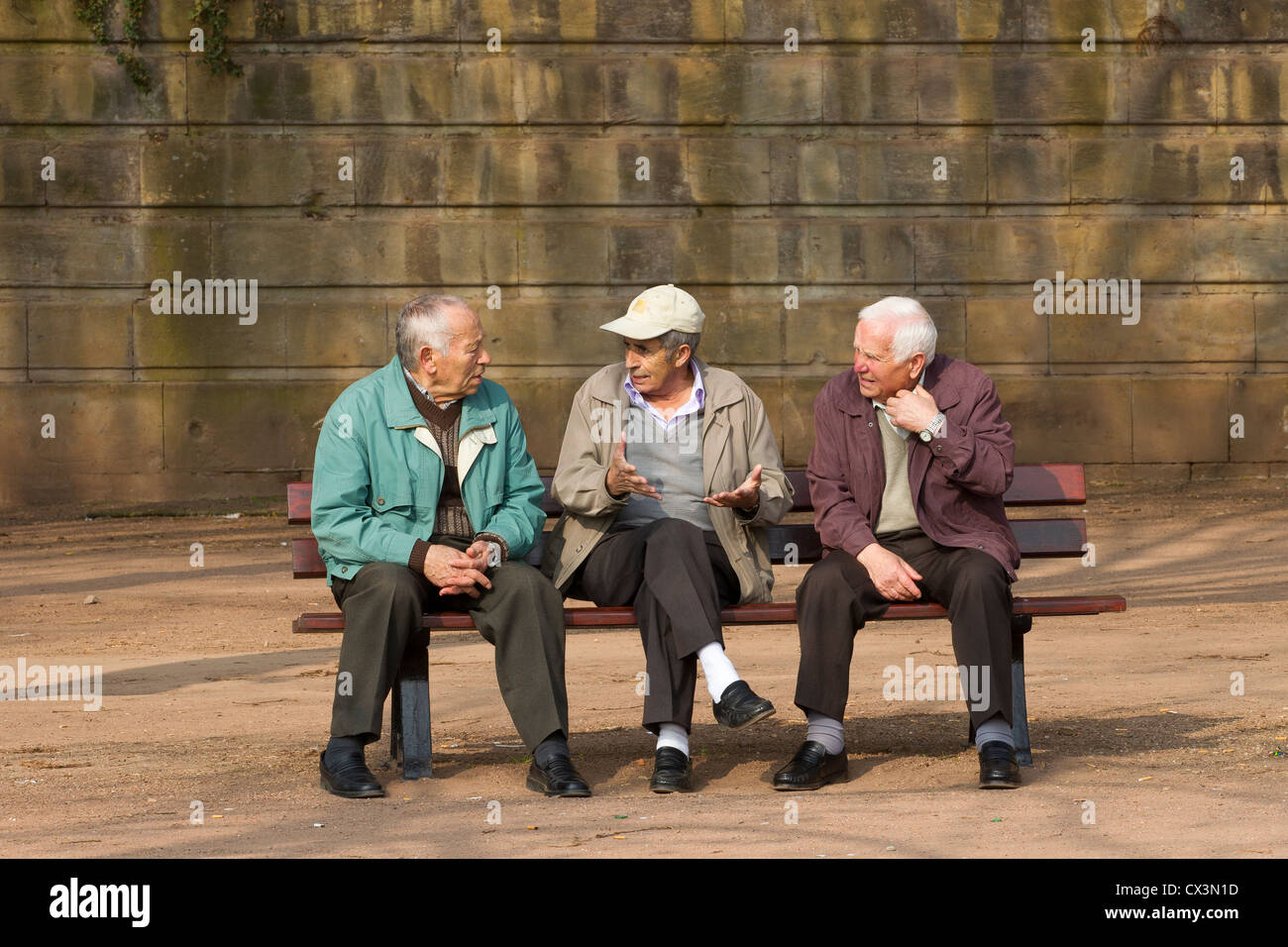 3 tre vecchi amici parlando sostenendo discutere Foto Stock