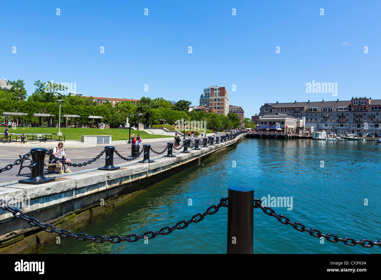 Il Boston Harbor di Christopher Columbus Waterfront Park, Long Wharf, Boston, Massachusetts, STATI UNITI D'AMERICA Foto Stock