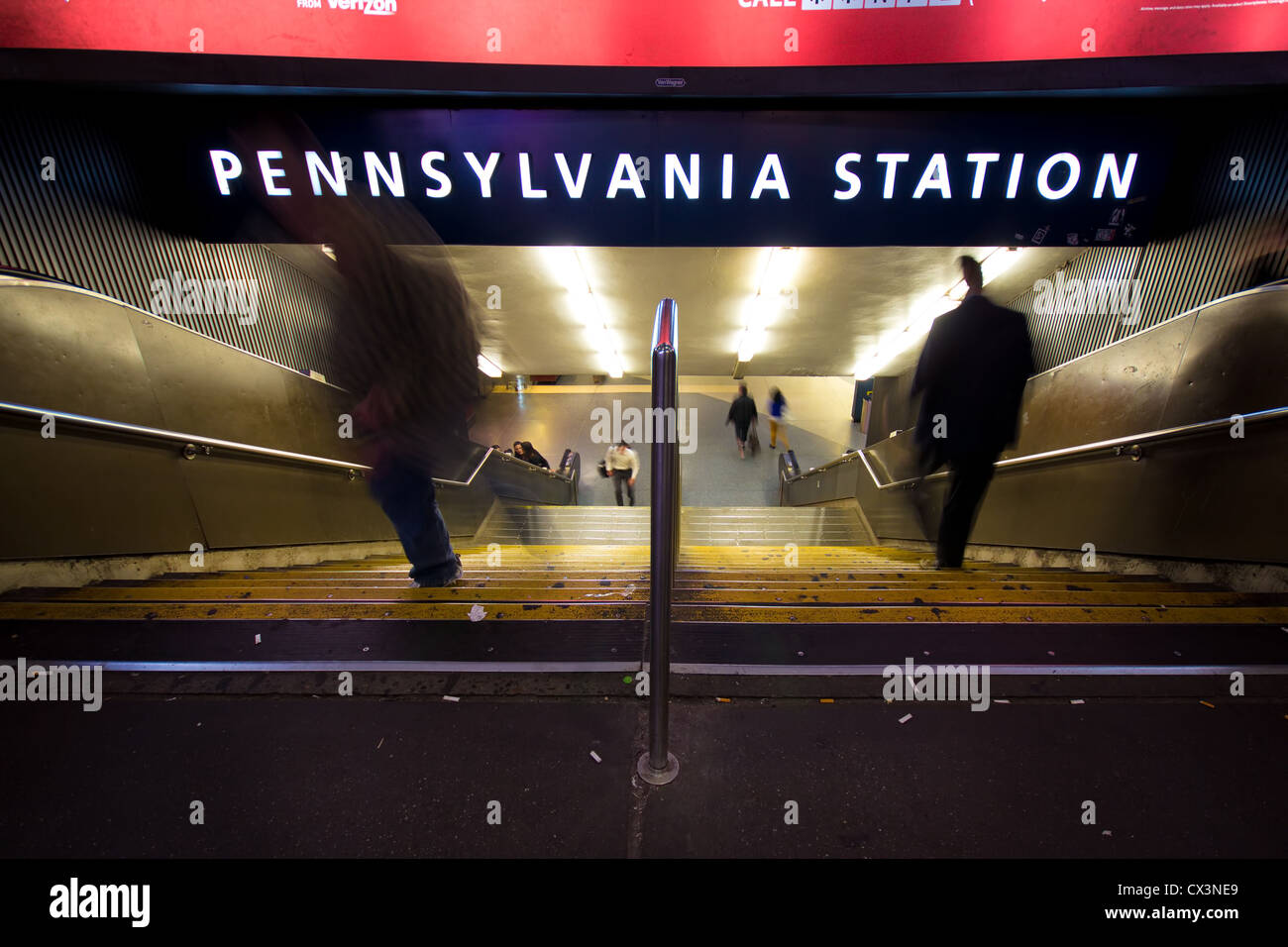 La sfocatura di pendolari su passaggi per New York City Pennylvania Penn Station Foto Stock