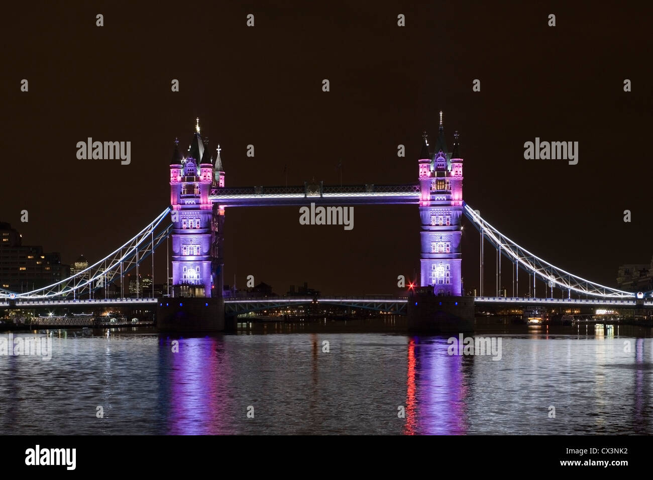Il Tower Bridge ri-illuminazione, Londra, Regno Unito. Architetto: Horace Jones, 2012. Vista del Tower Bridge la cattura di nuova illuminazione sys Foto Stock