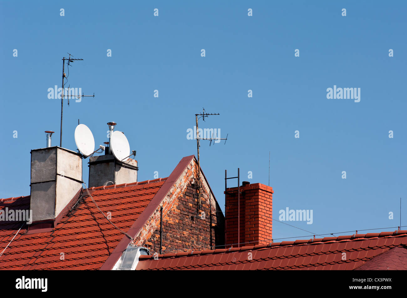 Tetto con tegole rosse. Foto Stock