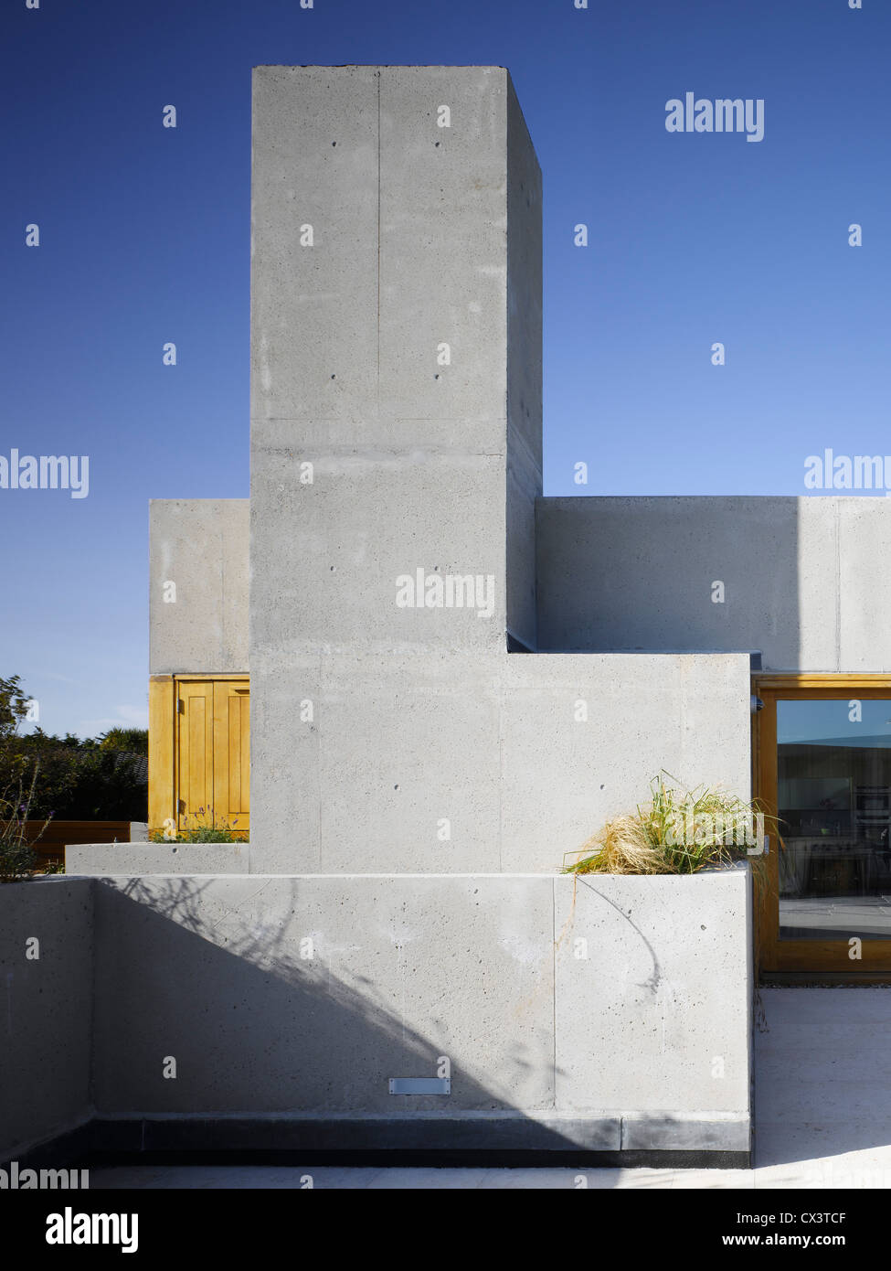 Strand House, Rosslare in Irlanda. Architetto: O'Donnell & Tuomey, 2008. Vista della terrazza sul tetto che mostra il camino, semina e esposto Foto Stock