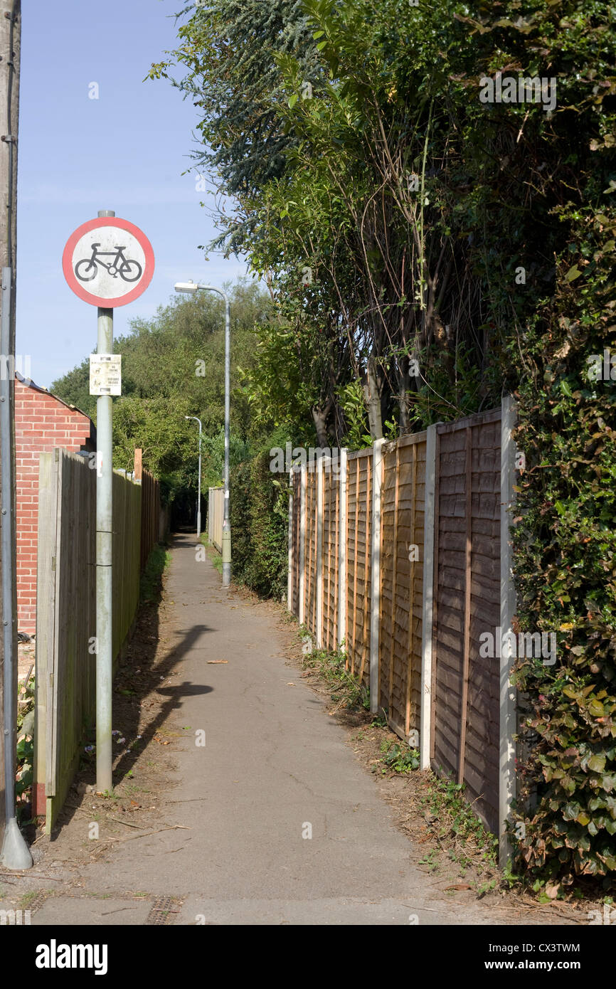 Il sentiero tra Norris giardini e Wade corte, Havant, con segno dicendo no ciclismo ammessi Foto Stock