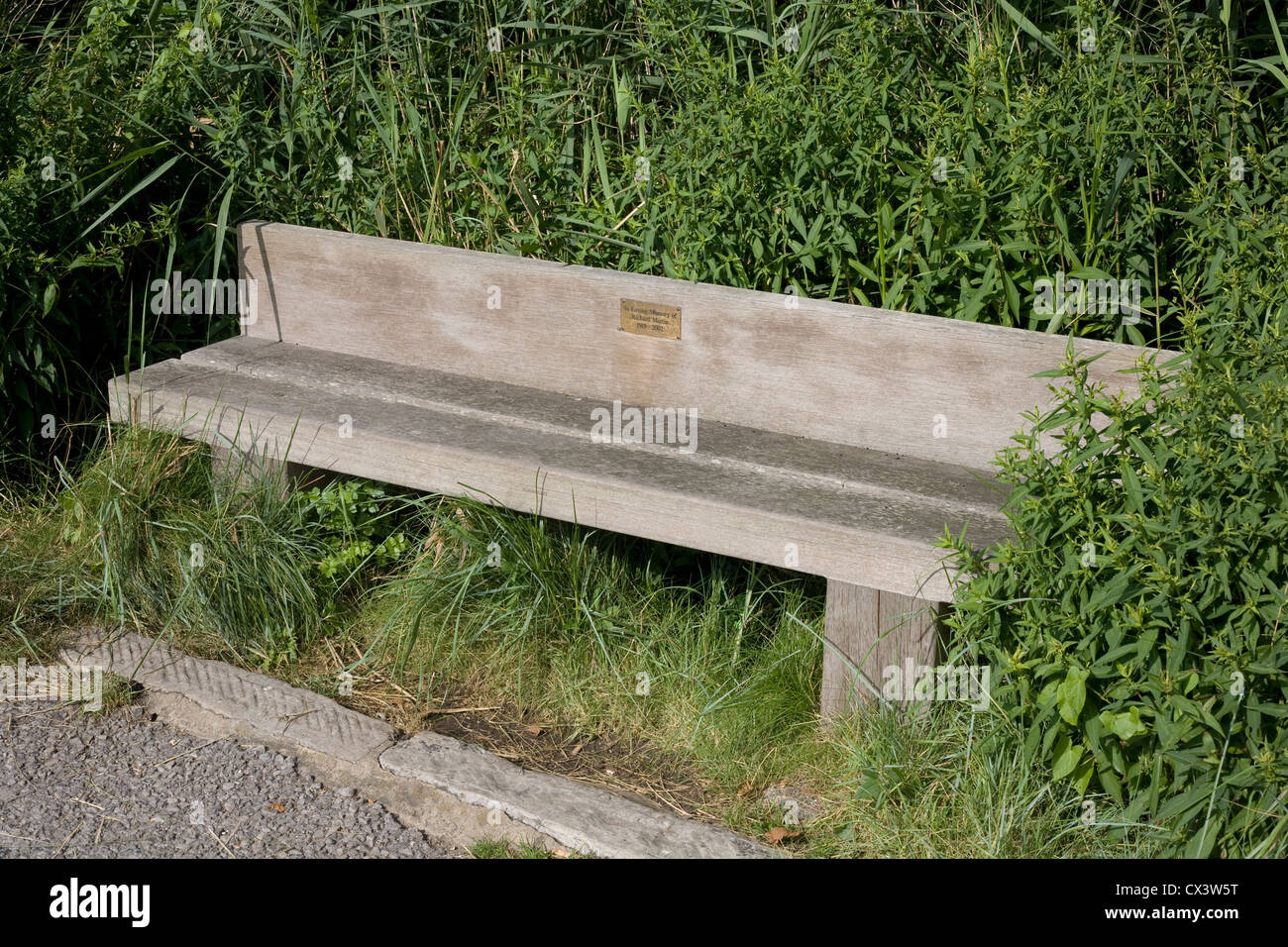Banco in memoria di Richard Martin 1919-2002 rivolta verso riva Langstone, Havant Hampshire, Foto Stock