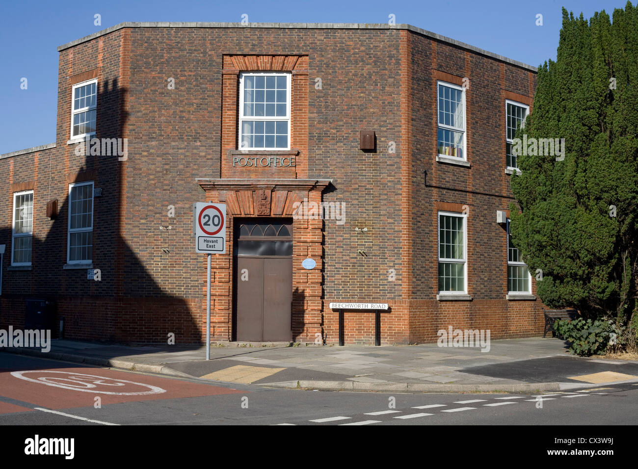Ufficio postale (ora ufficio di smistamento) sulla East Street, all'angolo con Beechworth Road, Havant,che ha un 20 miglia per ora il limite di velocità Foto Stock