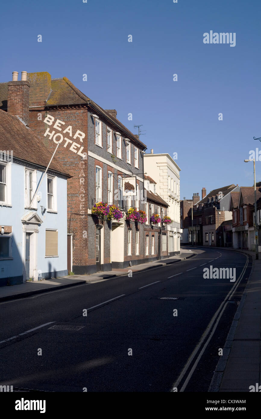 Nel tardo pomeriggio vista est lungo la East Street, Havant, che è tranquillo perché è una domenica e dopo i negozi hanno chiuso Foto Stock