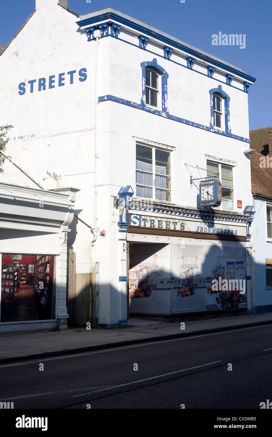 Strade ferramenta, ora chiusa in East Street, Havant, vittima di una situazione di recessione e la crescita della periferia della città i negozi Foto Stock