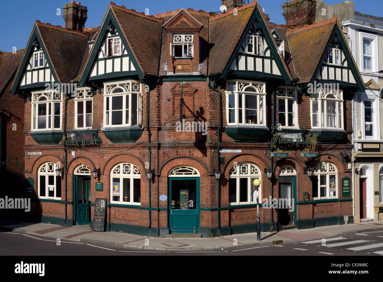 White Hart pub al angolo di East Street presso la North Street nel centro di Havant Foto Stock