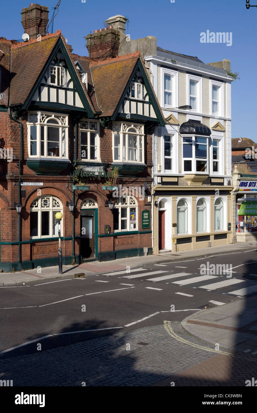 Estremità occidentale di East street a Havant con White Hart pub sulla sinistra sul soleggiato nel pomeriggio di agosto Foto Stock