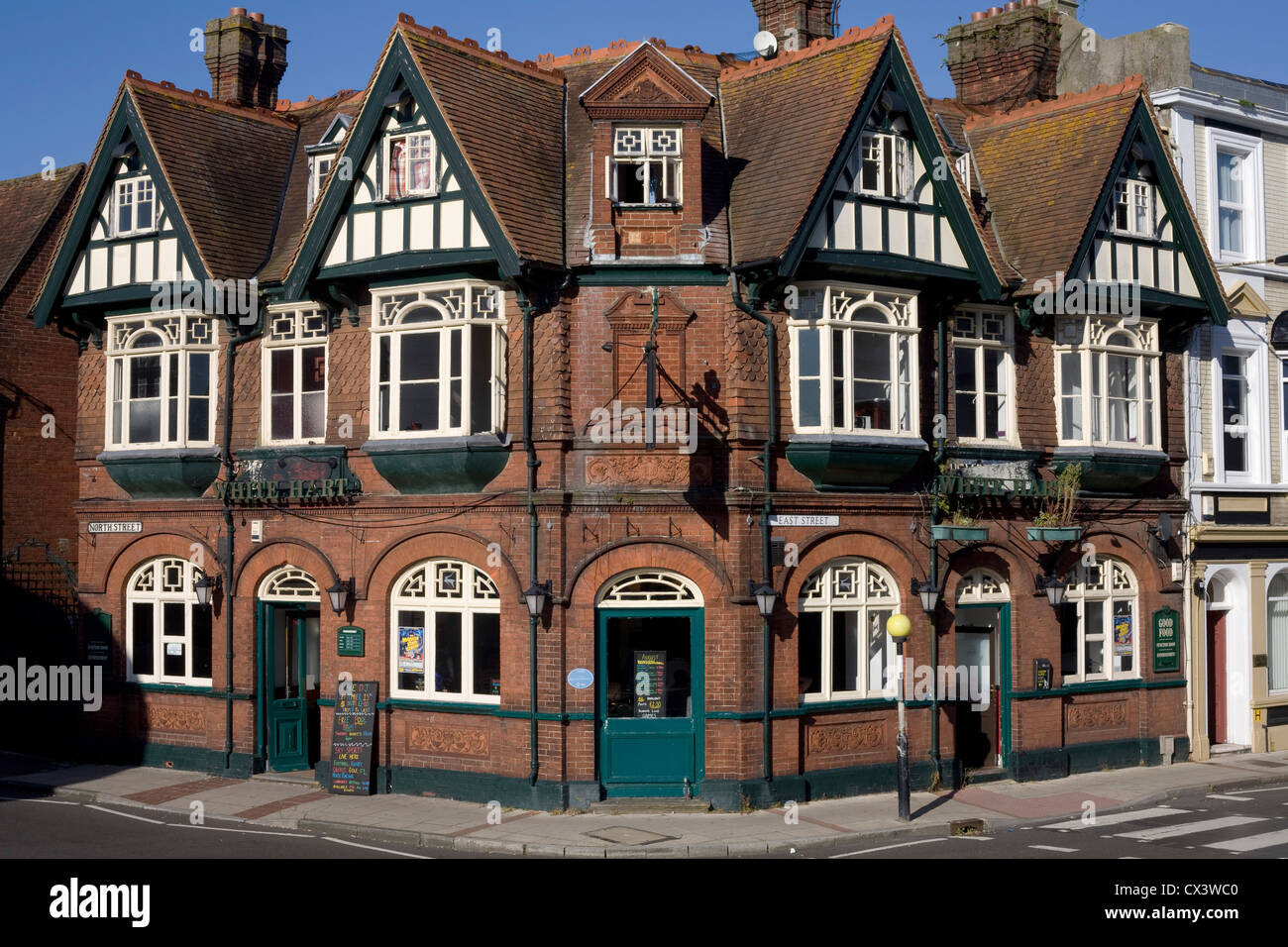 Angolo di East Street e North Street con White Hart a 1 East Street Foto Stock