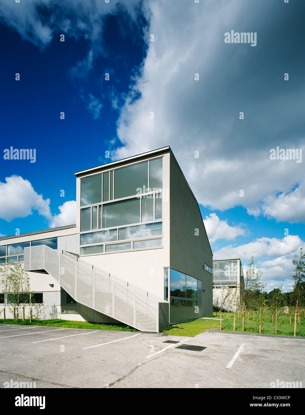 Cavan College, Cavan, Irlanda. Architetto: McCullough Mulvin , 2006. Vista dall'angolo sudorientale mostra finestra periscope, scale Foto Stock