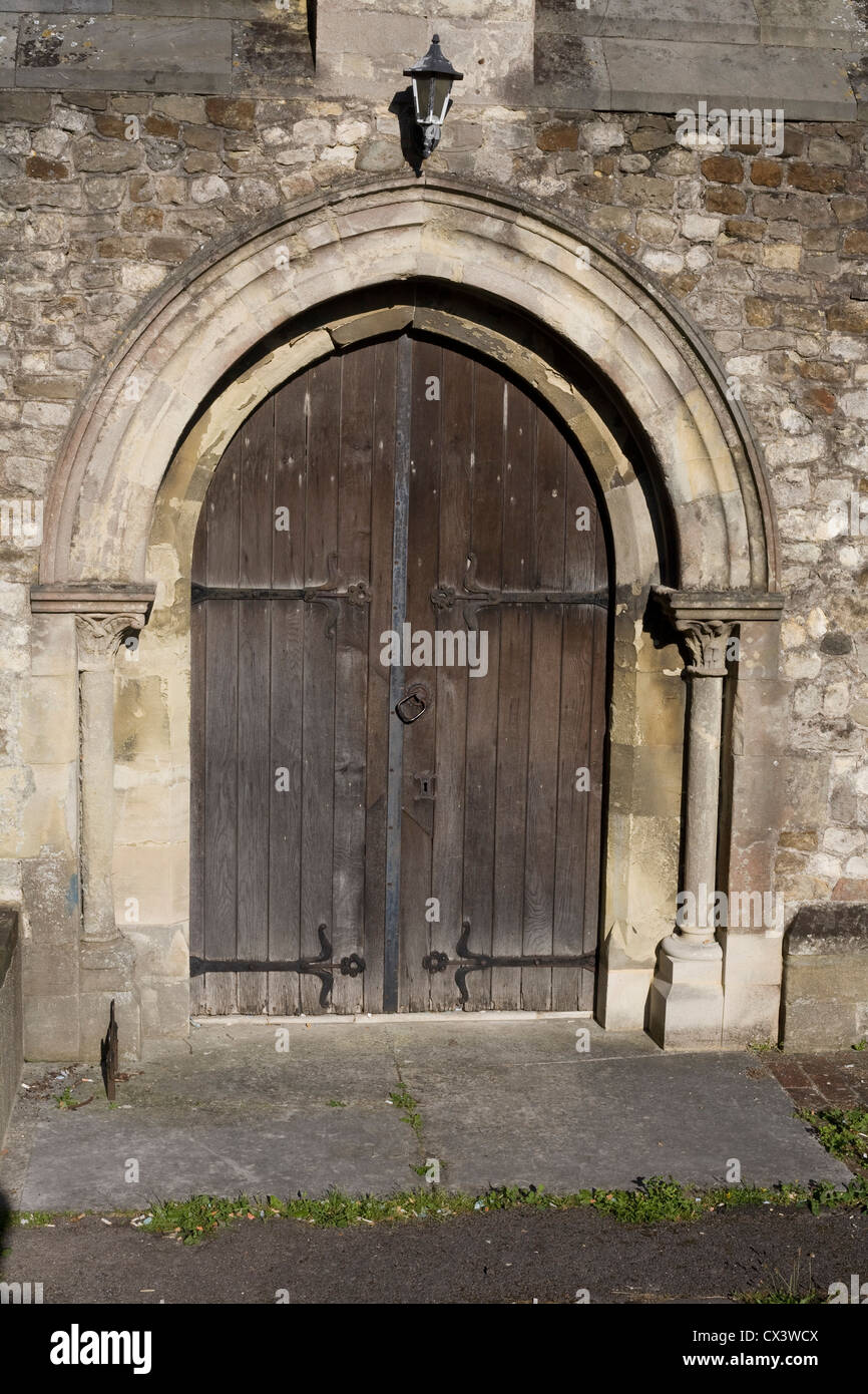 St fede la chiesa sorge in West Street Havant. Questa è la porta occidentale, l'entrata principale della chiesa Foto Stock