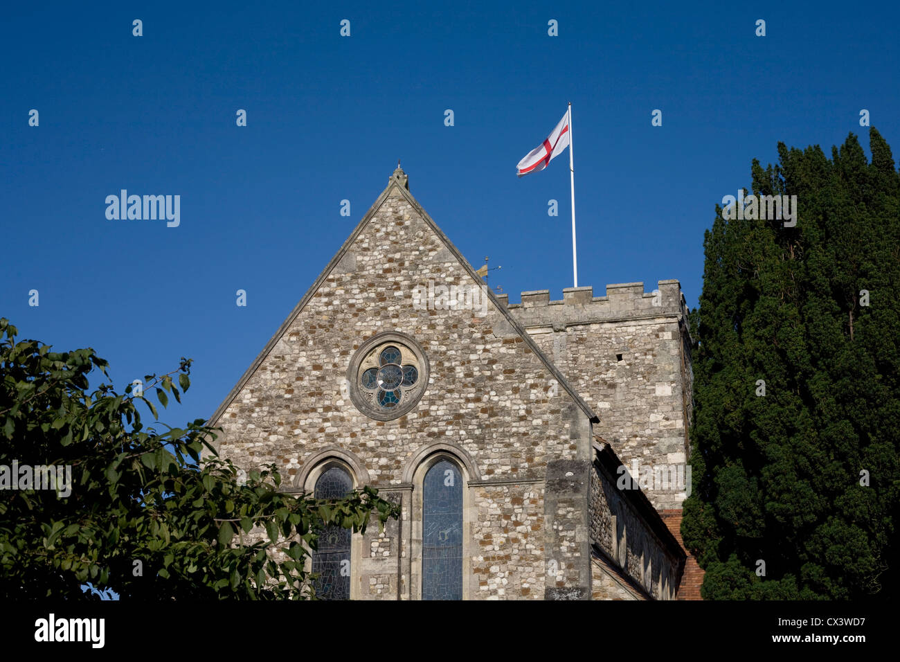 St della fede della Chiesa di Inghilterra chiesa fronte ovest con battenti bandiera su West Street, Havant Foto Stock