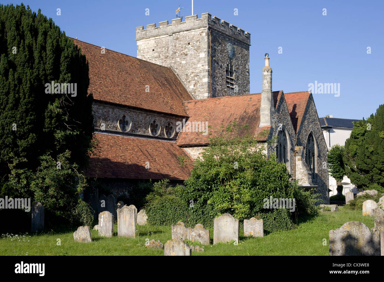 St la fede della Chiesa di fronte Sud e sagrato in medio di Havant Foto Stock