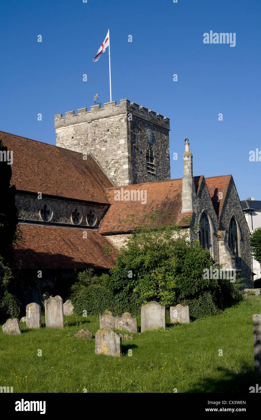 St la fede della Chiesa di fronte sud e il sagrato della chiesa di San Giorgio battenti bandiera su un glorioso sera d'estate Foto Stock
