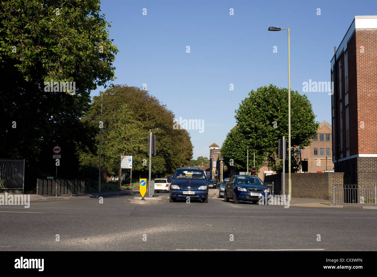 Elm Lane Havant, Hampshire, appena dopo il semaforo sono diventate verdi Foto Stock