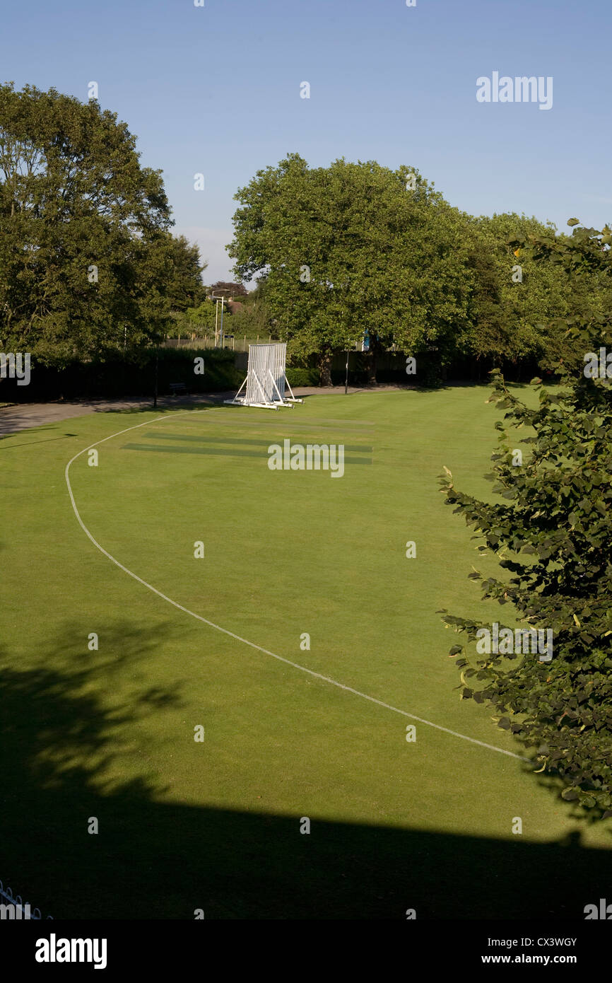 Havant parco,l'angolo dal binario ferroviario, che mostra il campo di cricket e schermo a vista Foto Stock