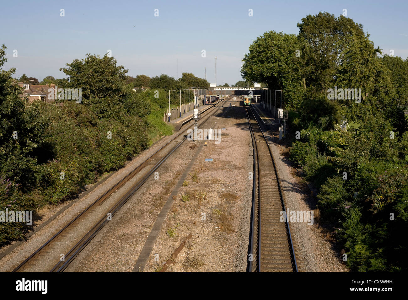 Havant stazione ferroviaria visto da Park Road North Bridge e un caldo tardo pomeriggio d'estate Foto Stock